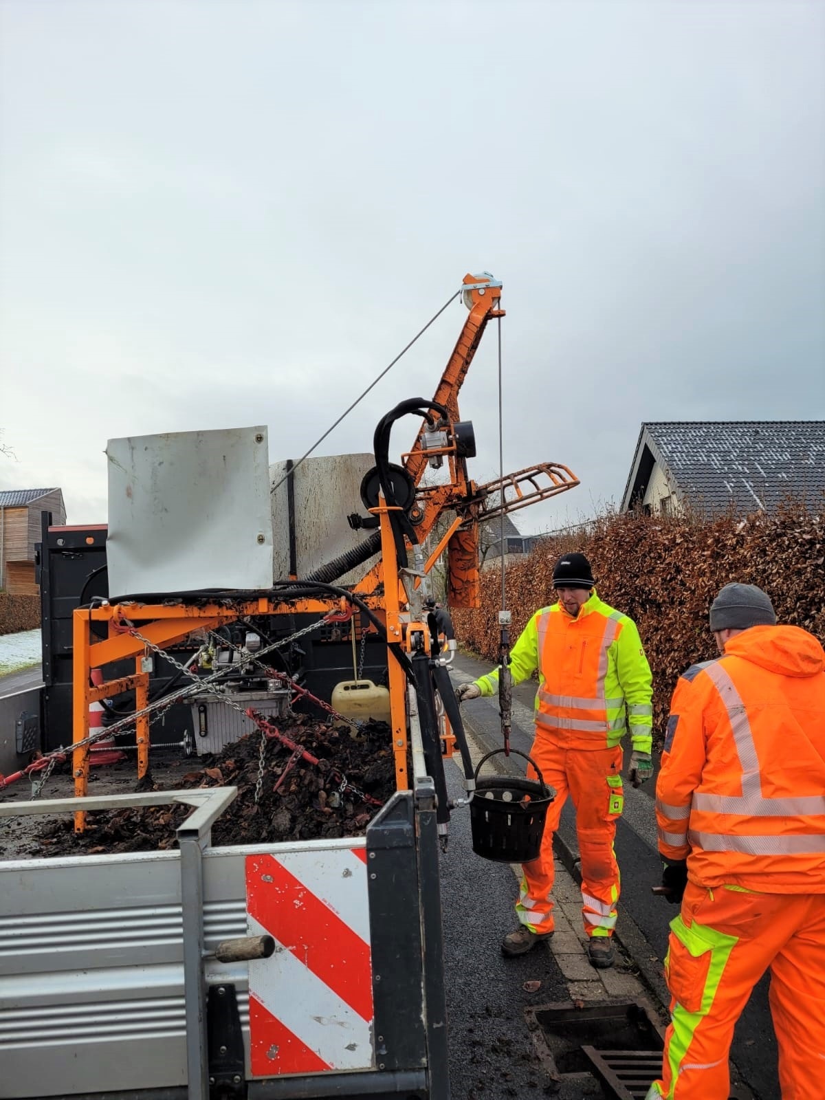 Mitarbeiter, welche die Straße reinigen