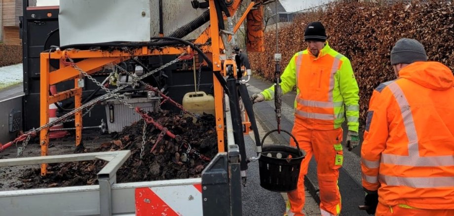 Mitarbeiter, welche die Straße reinigen